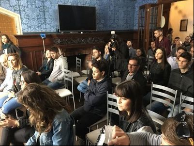 Convidados estão chegando à Casa Bairrista para mais uma edição do Coletiva Debates Convidados estão chegando à Casa Bairrista para mais uma edição do Coletiva Debates